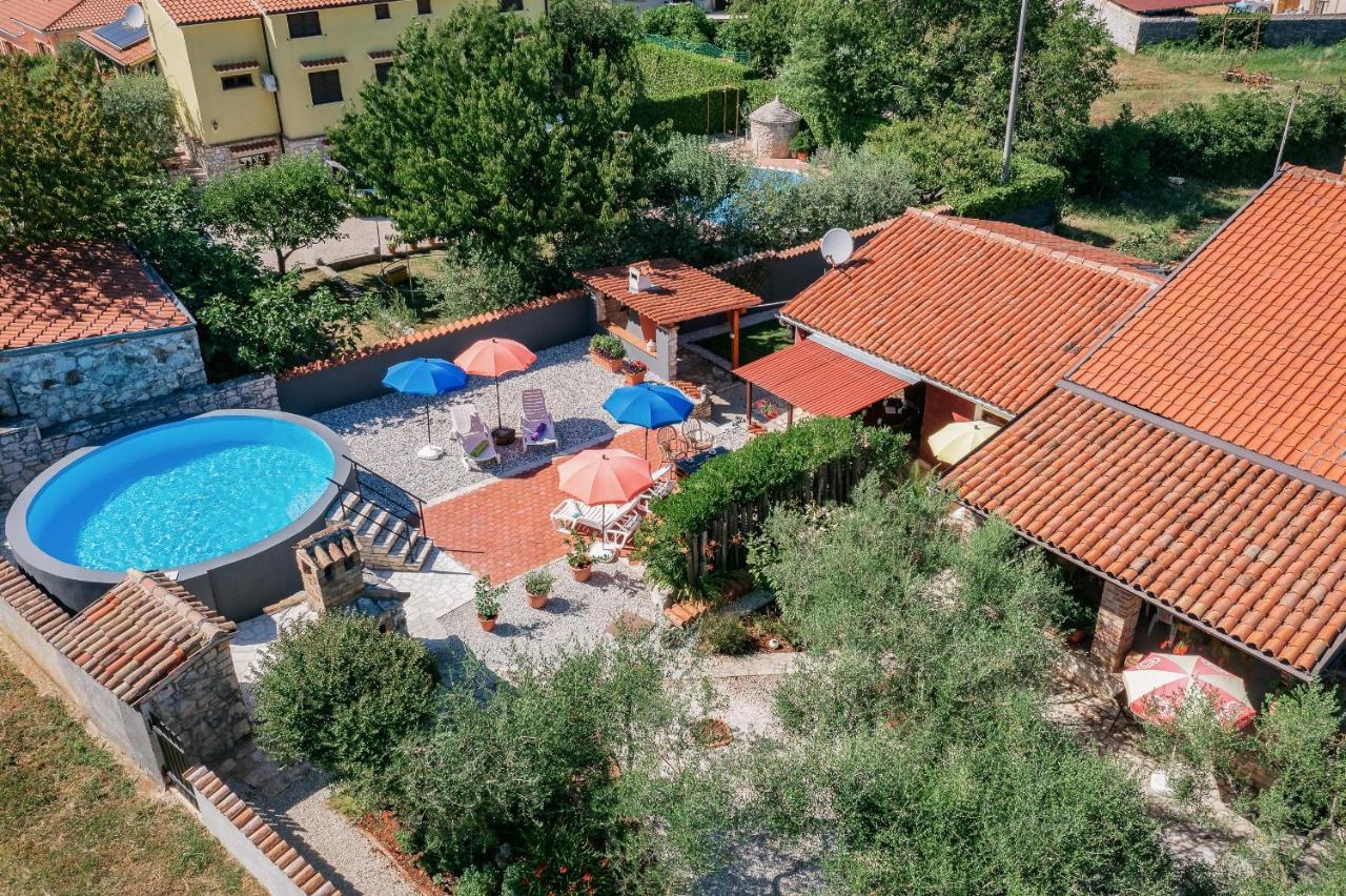 Apartment With Pool Višnjan Buitenkant foto