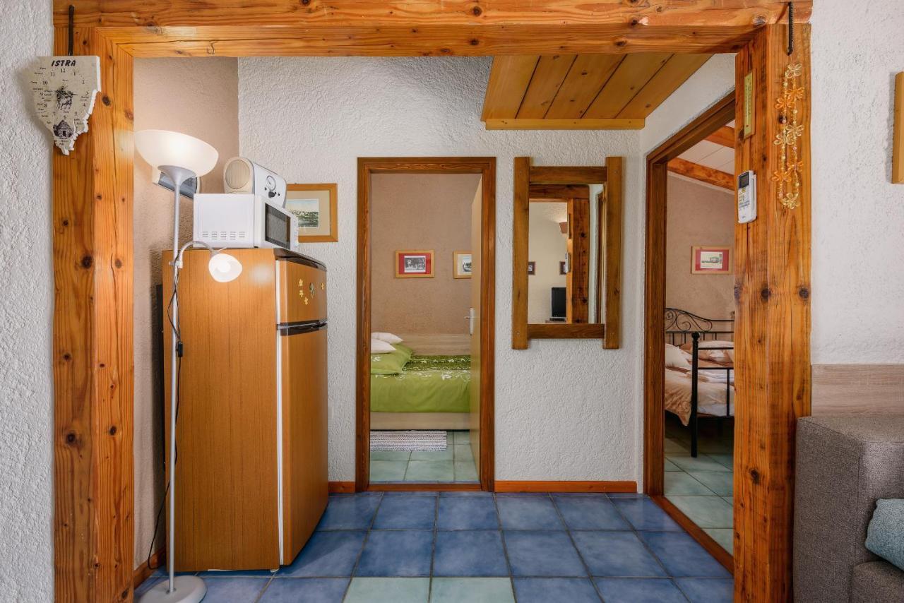 Apartment With Pool Višnjan Buitenkant foto