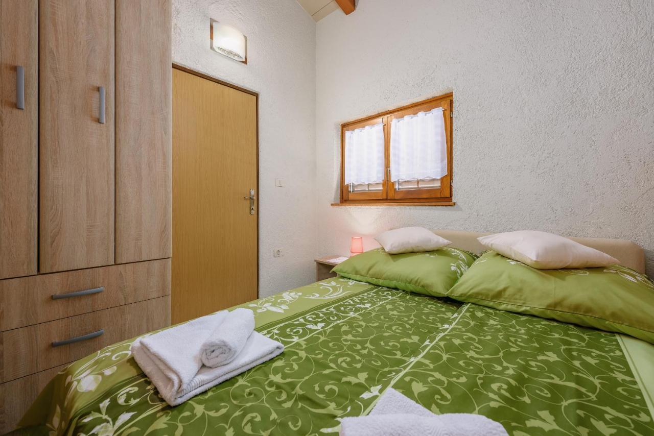 Apartment With Pool Višnjan Buitenkant foto