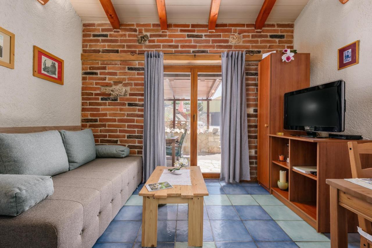 Apartment With Pool Višnjan Buitenkant foto