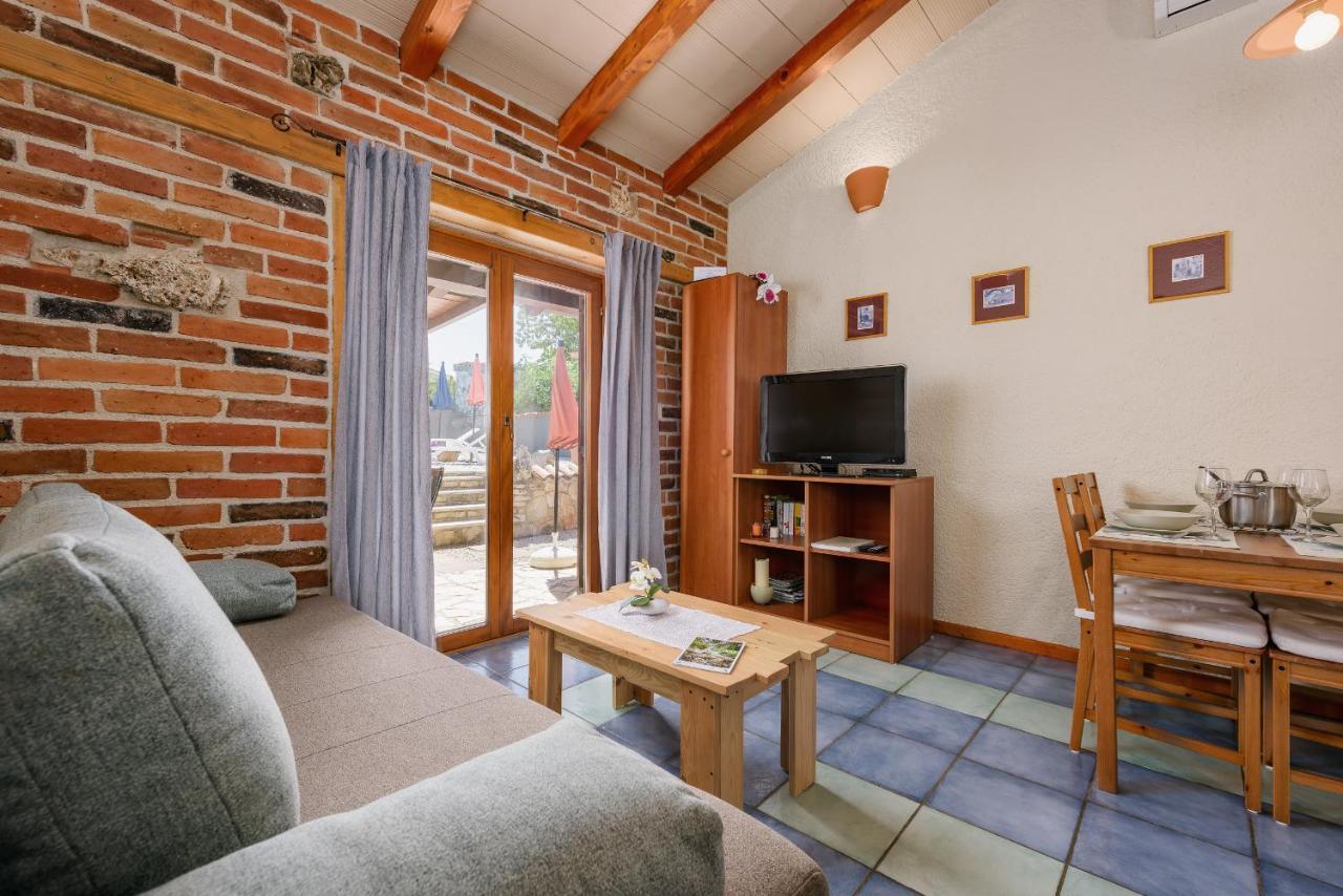 Apartment With Pool Višnjan Buitenkant foto