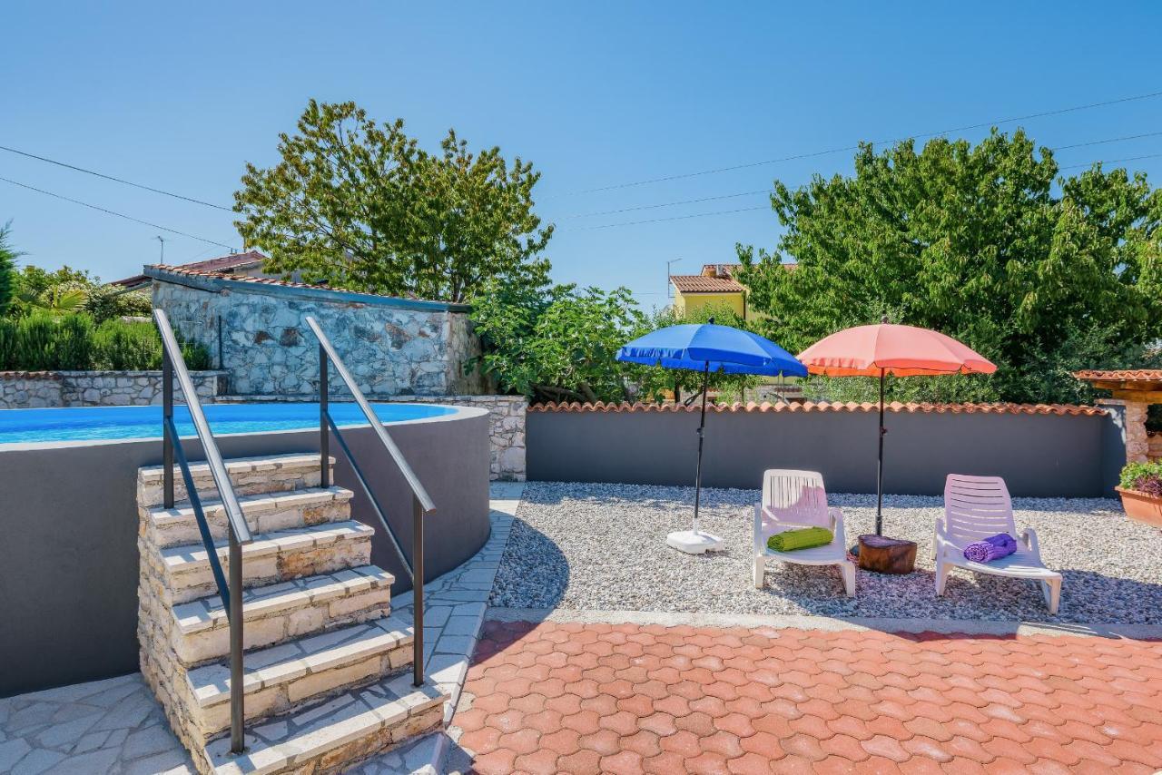 Apartment With Pool Višnjan Buitenkant foto