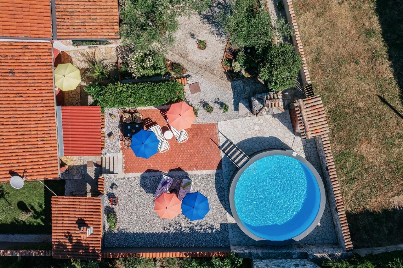Apartment With Pool Višnjan Buitenkant foto