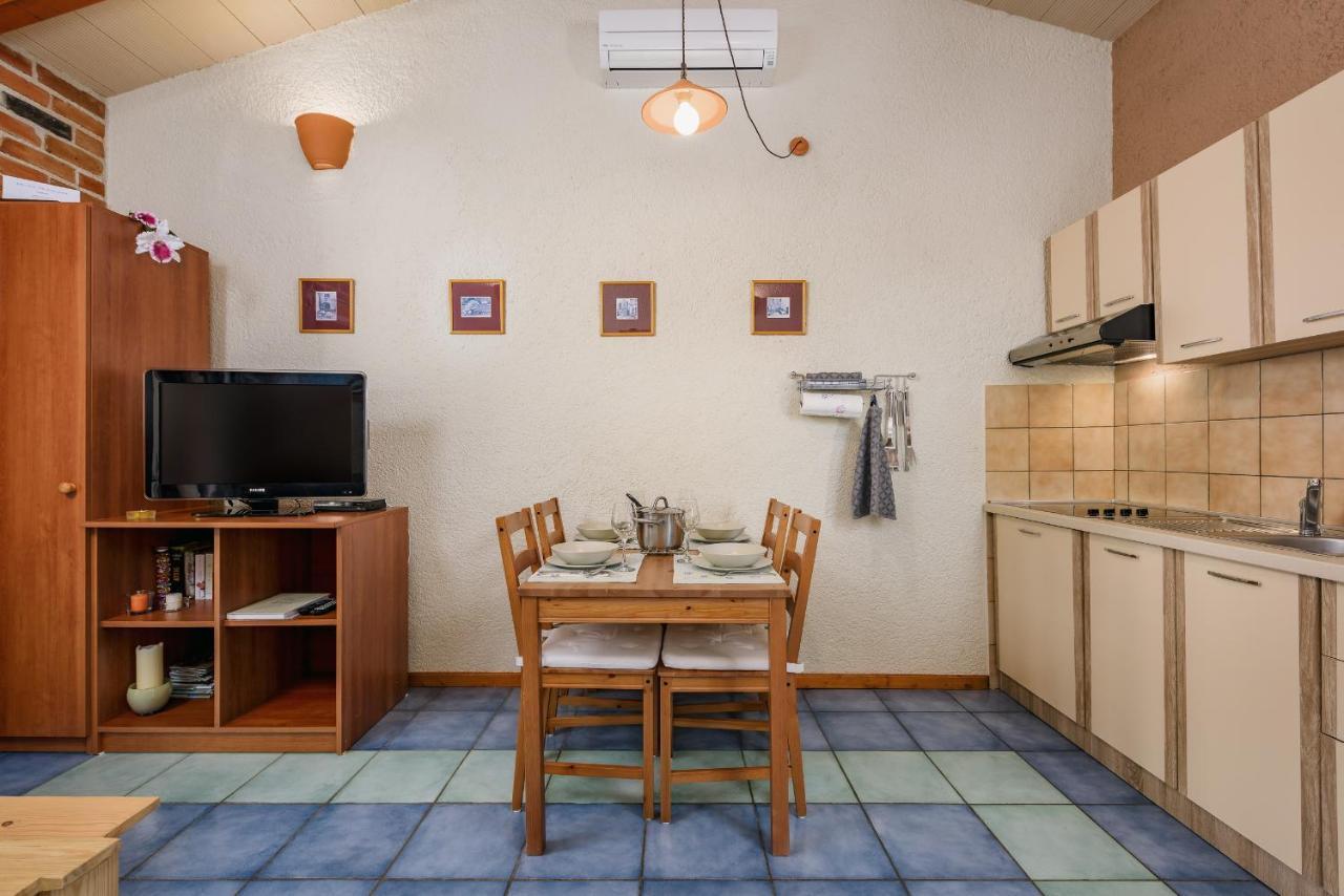 Apartment With Pool Višnjan Buitenkant foto