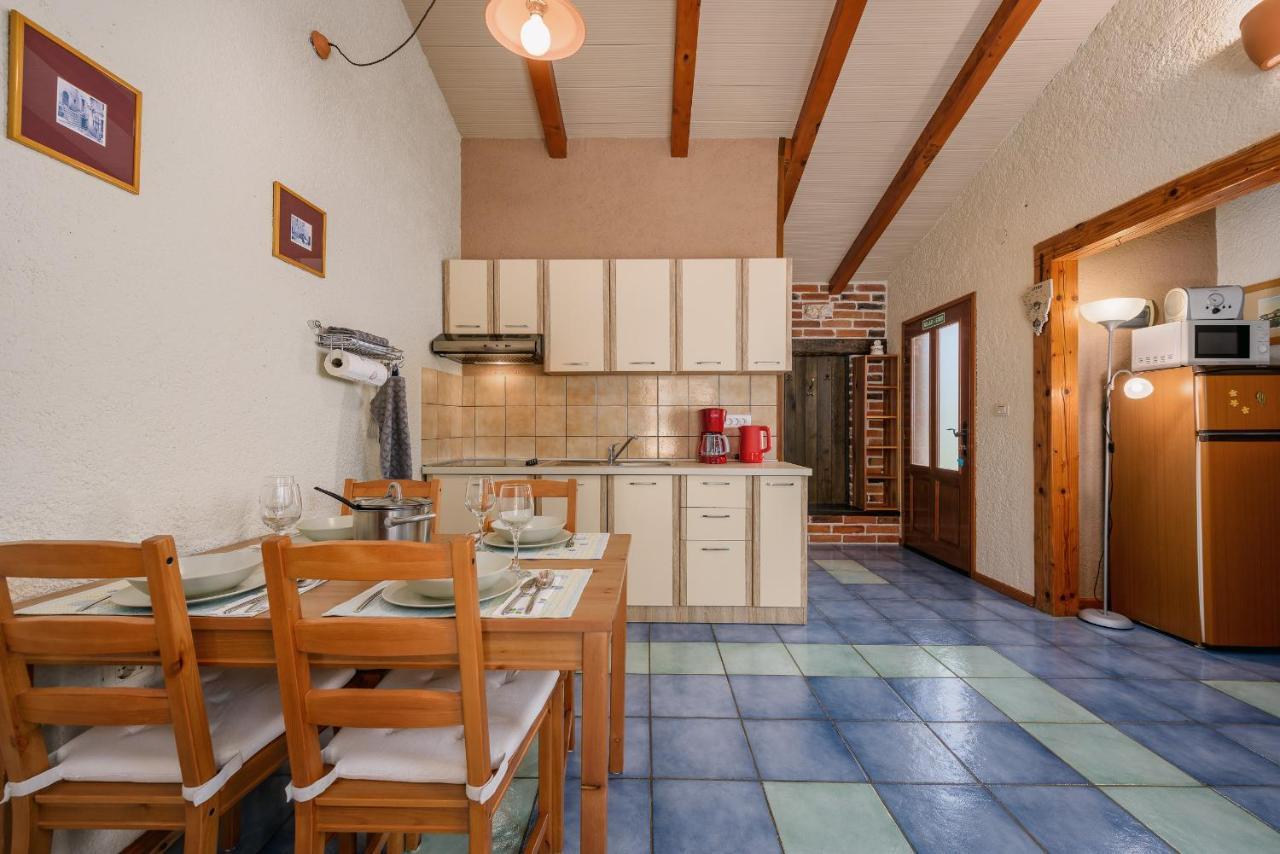 Apartment With Pool Višnjan Buitenkant foto