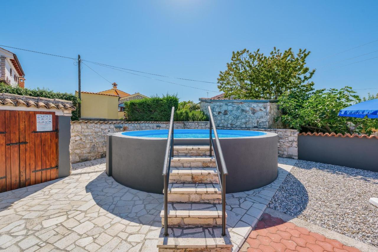 Apartment With Pool Višnjan Buitenkant foto